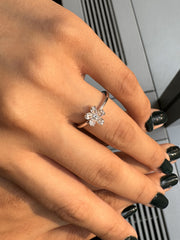 Natural Oval Diamonds Ring in 18K White Gold, 0.69CT Total Diamond weight, DEF Color and VVS VS Clarity. Gift or Present. Cocktail Ring