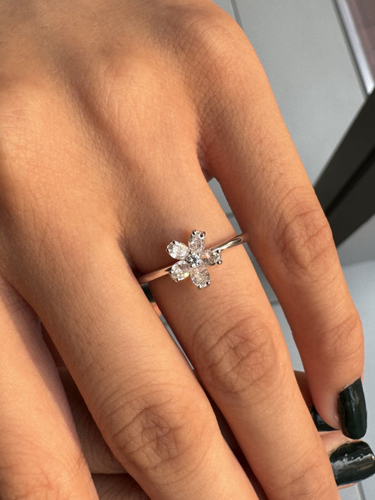Natural Oval Diamonds Ring in 18K White Gold, 0.69CT Total Diamond weight, DEF Color and VVS VS Clarity. Gift or Present. Cocktail Ring